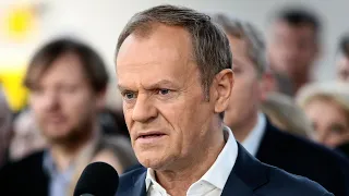 Tusk stracił cierpliwość, publiczność biła brawo. Kibic Ruchu Chorzów pozbawiony głosu