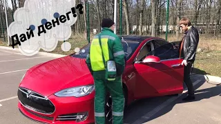 Парковщик: Конечно, на Tesla все можно.