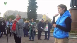 Выступление А.Комаровой на митинге против слияния школ