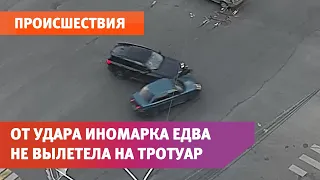 В Уфе двое торопыг вылетели на перекресток и протаранили машины друг друга