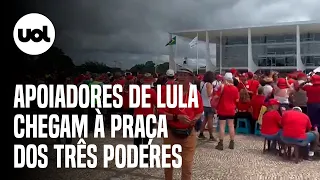 Apoiadores de Lula chegam à Praça dos Três Poderes para a posse presidencial