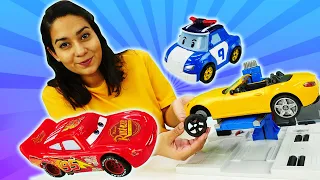 Valerias Spielzeug Kindergarten. Die Robot Trains reparieren die Spielzeugautos.