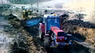 Zetor 12045 vyprošťuje zapadlý buldozer