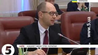 Яценюк не собирается признавать референдум в Крыму