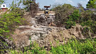 Incredible Powerful Budollzer Komatsu D31P Push Rubbish And soil into pirt.