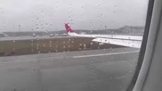 Взлёт самолета в дождь.