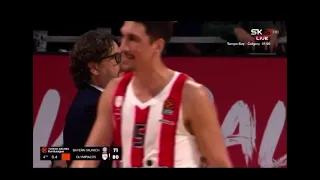 Jorgos Barcokas (Olympiacos) vs Andrea Trinchieri (Bayern Munich) fight (argument)