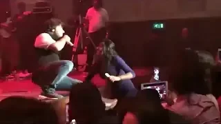 Arijit Singh With Crazy Fan Girl - Main Tenu Samjhawan Ki 2018