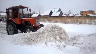 Трактор ВТЗ Т 30 А80 Владимирец чистит снег
