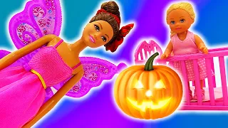 Evi Love não acredita em milagres! História de dia das bruxas da Barbie com bonecas