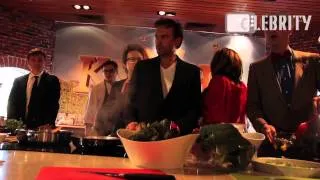 Vincent Perez cooking in Moscow, 23.04.2014 / Венсан Перес приготовил еду на премьере