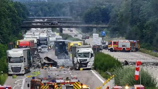 Horrorunfall auf A2 bei Burg fordert 2 Tote - LKWs brennen - Gasflaschen explodieren