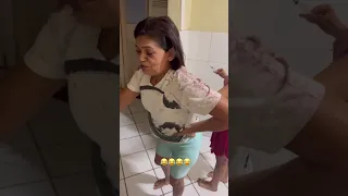 Mamãe tomando injeção