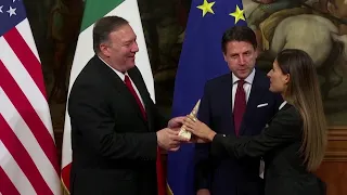 Vertice Pompeo-Conte, blitz della cronista col parmigiano: il premier la gela