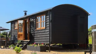 Beautiful in Black Daisy Park Shepherds Hut with Hot Tub