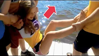 【世界の水神祭】川に放り込まれる海外美女まとめ | Coxswain Toss Compilation | Jumping into Water Girls |