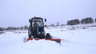 Трактор МТЗ-82 и Кировец К-525 выехали на уборку снега.