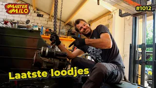 Laatste bouten vastschroeven van de T-55 #1012