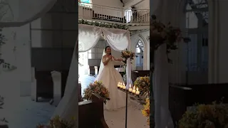 Singing bride surprises groom, guests at wedding