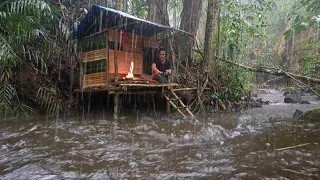 Water rises during heavy rain ||. Solo camping heavy rain