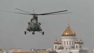 На фоне золотых куполов Москвы МИ-8АМТШ. Полет.