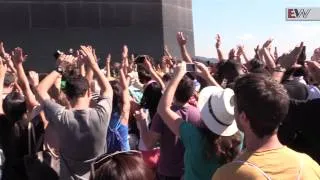 Rest day brings thousands to famous statue