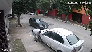 Captan a ladrones robado una computadora de vehículo a plena luz del día en calles de Naucalpan