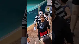 Tom The Mime imitating a lost woman 😂🤣(SeaWorld Orlando) 10 NOV 2023