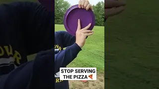 Stop serving the pizza and throw like a PRO🍕 #discgolf  #discgolfdaily #forehand