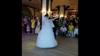 Весілля і місті Івано-Франківськ: перший танець молодят Оксани Сливки та Андрія Карпаша