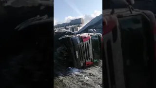 Тонар Скания упала на бок прилип уголь,водитель жив!!!