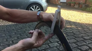 How to use a VAR tyre lever on a clincher tyre (stubborn clinchers)