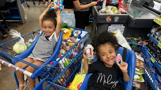 Sarinha se diverte com desafio na hora das compras 😍 / @rebecagomes8090