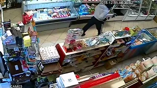 Видео: кузбассовец напал с топором на продавца магазина