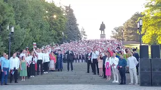 Тысяча человек и Лев Лещенко спели гимн в Пятигорске в день России