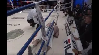 Казахстанский супертяж выкинул американца за канаты в бою за титул WBO