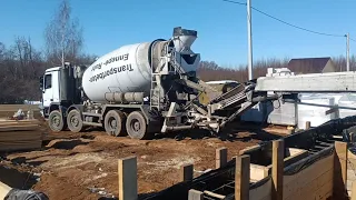 Заливаем ленточный фундамент. Миксер с лентой