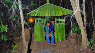 CAMPING DI HUTAN MEMBANGUN SHELTER DARI DAUN PANDAN BERDURI DI TERPA HUJAN DERAS