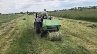 Донгфенг-404 з пресом Працюємо двома тракторами Китайський прес-підборщик в роботі.