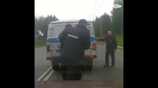 شخص يهرب من سيارة الشرطة لكن تم القبض عليه