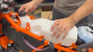 KTM 690 2019 23 tank installation - RADE/GARAGE