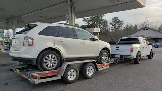 Cómo remolcar un automóvil con un tráiler o dolly alquilado