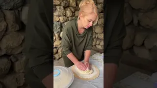 Осетинка научила готовить настоящие осетинские пироги