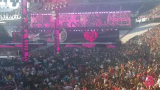 Wrestlemania 31 Paige/AJ vs Bella Twins entrances!