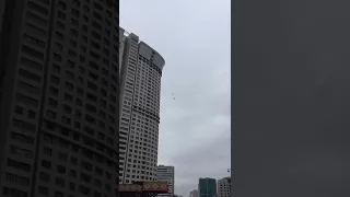 Парень сбросил себя с крыши дома в Москве .
