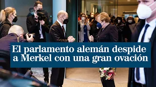 El parlamento alemán despide a Merkel con una gran ovación