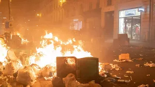 Париж в огне. Толпы разъяренных протестующих забрасывают полицию камнями и горящим мусором