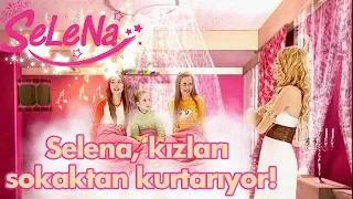 Selena kızları sokaktan kurtarıyor!