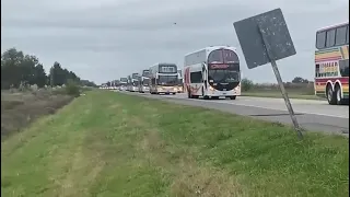 Decenas de micros de Estudiantes de La Plata partieron en caravana hacia Santiago del Estero