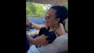 Елена Ваенга поёт с музыкантами в машине